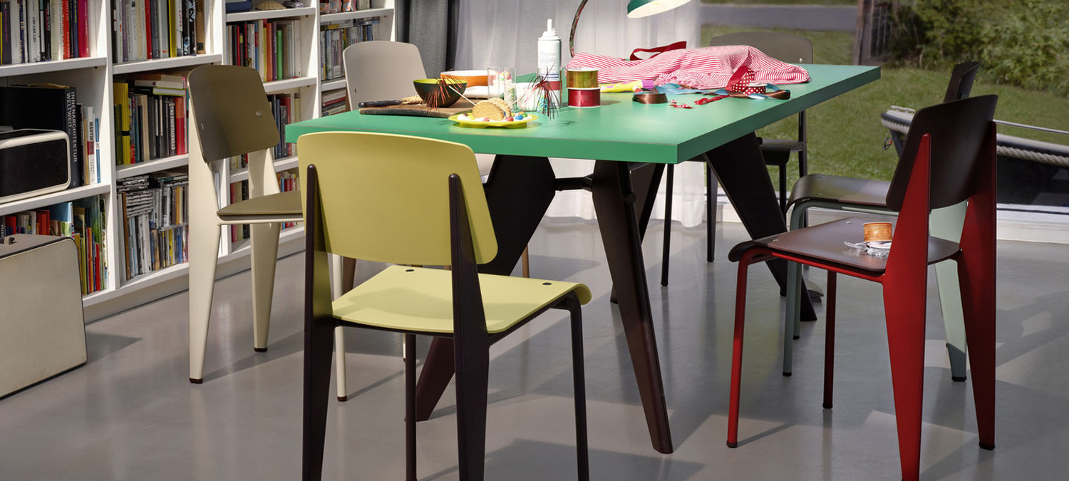 Цветные столы. Цветной стол. Разноцветные столы. Стол с цветными бархатными стульями.